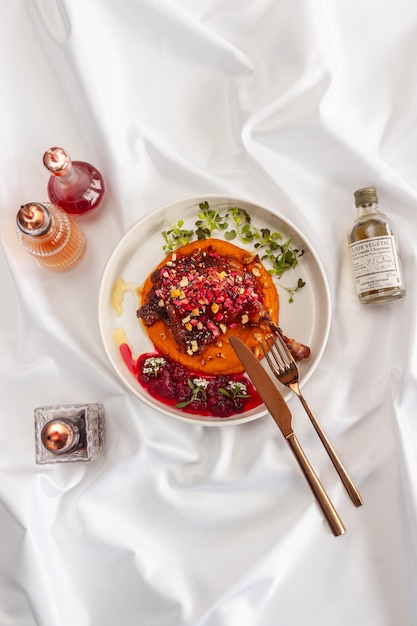 Kolacja przy świecach - talerz z apetycznym daniem